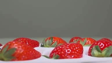 新鲜草莓展示盒装特写实拍（4K）视频的预览图